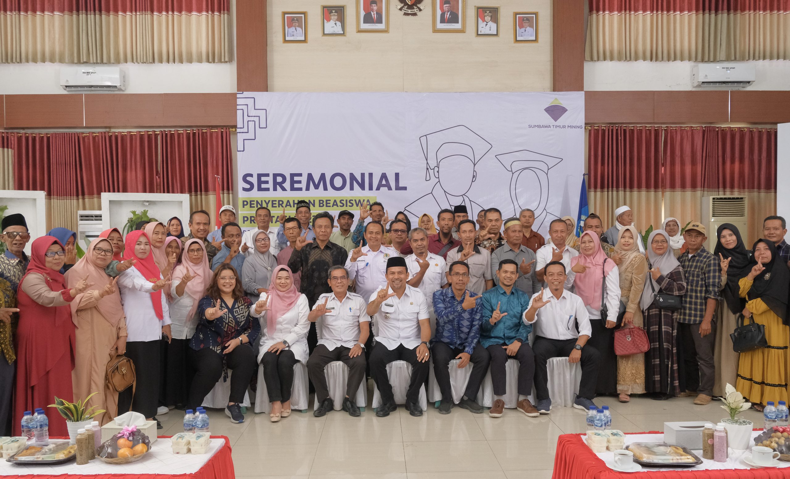 PT Sumbawa Timur Mining Awarded Scholarship to 40 Outstanding Students from Dompu Regency